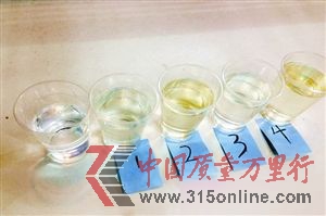 泡過一次性筷子的水與清水對比。 泡過一次性筷子的水與清水對比。