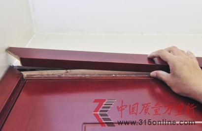 張先生家里的套裝實(shí)木門已經(jīng)開(kāi)裂。(圖片來(lái)源:華西都市報(bào))